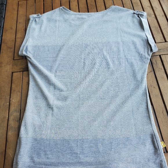 Chic Gray Striped T-Shirt with Shimmering Detailing – Casual & Stylish - Picture 9 of 9